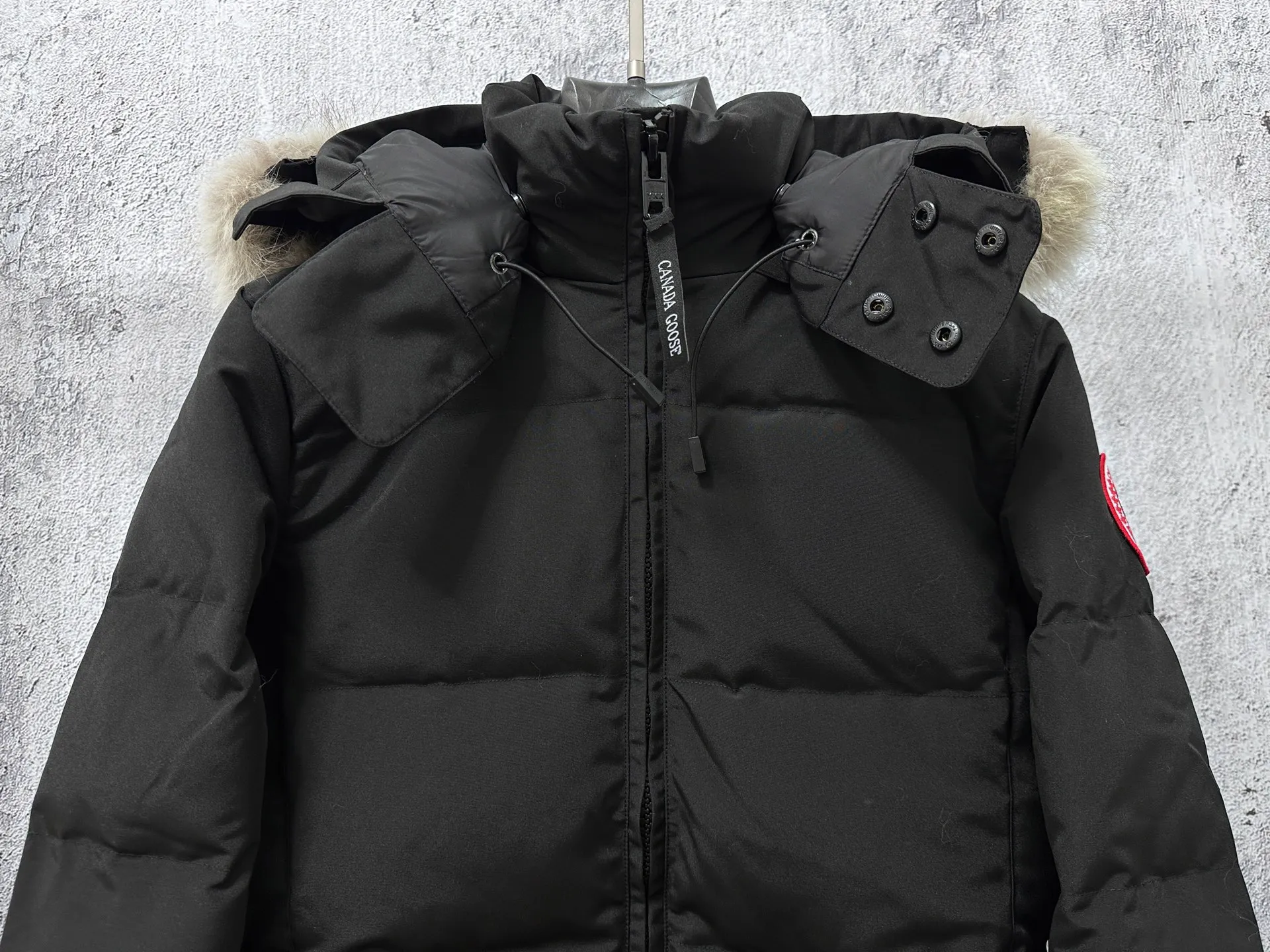 P840 【Canada gooseChelsea】Women's parka down coat, warm and comfortable. The adjustable hood features a high collar and concealed snap closure for extended coverage. And for greater protection against the elements, the detachable wolf fur collar. It features a sturdy YKK® two-way lockable zipper at the center front and a retractable waistband at the inner waist. Designed with internal straps for carrying over the shoulder. Fleece-lined exterior handwarmer pockets. Sturdy ribbed knit cuffs for cold protection and warmth. Sizes: XS-XL